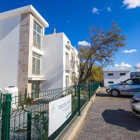 Luxury One-bedroom With Private Garden Lukomorye B3 Апартаменты