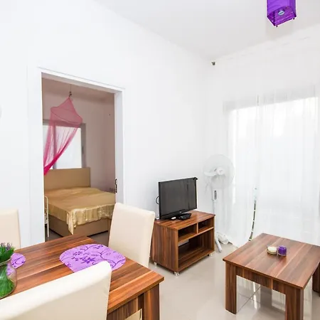 Luxury One-bedroom With Private Garden Lukomorye B3 Karavas