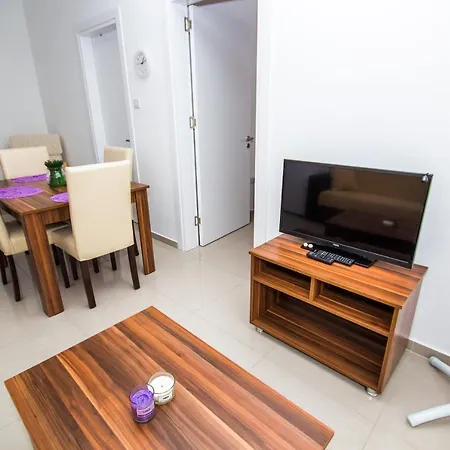 Luxury One-bedroom With Private Garden Lukomorye B3