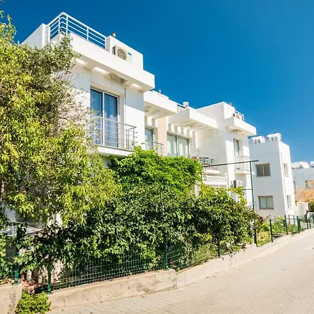 アパート Luxury One-bedroom With Private Garden Lukomorye B3 Karavas