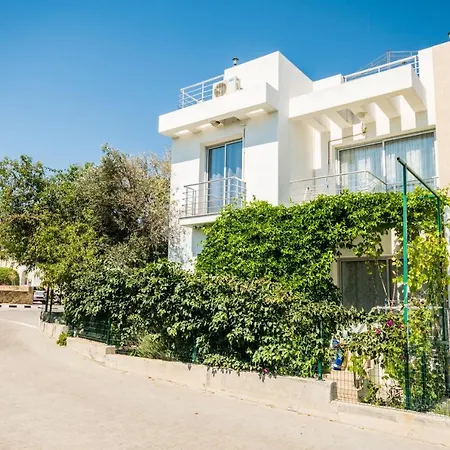 Luxury One-bedroom With Private Garden Lukomorye B3 아파트