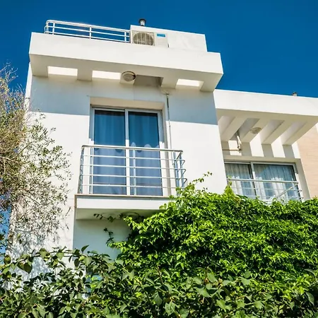 Luxury One-bedroom With Private Garden Lukomorye B3 アパート Karavas