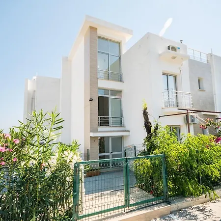 Luxury One-bedroom With Private Garden Lukomorye B3 アパート *