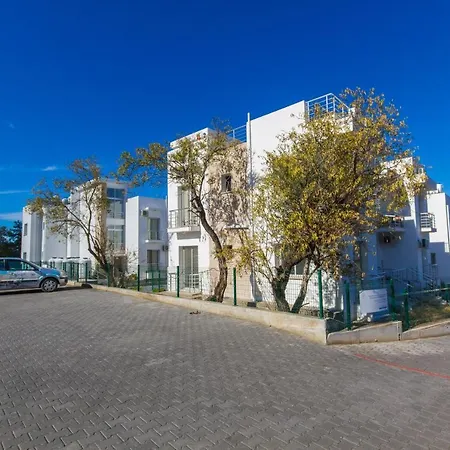 Luxury One-bedroom With Private Garden Lukomorye B3 아파트